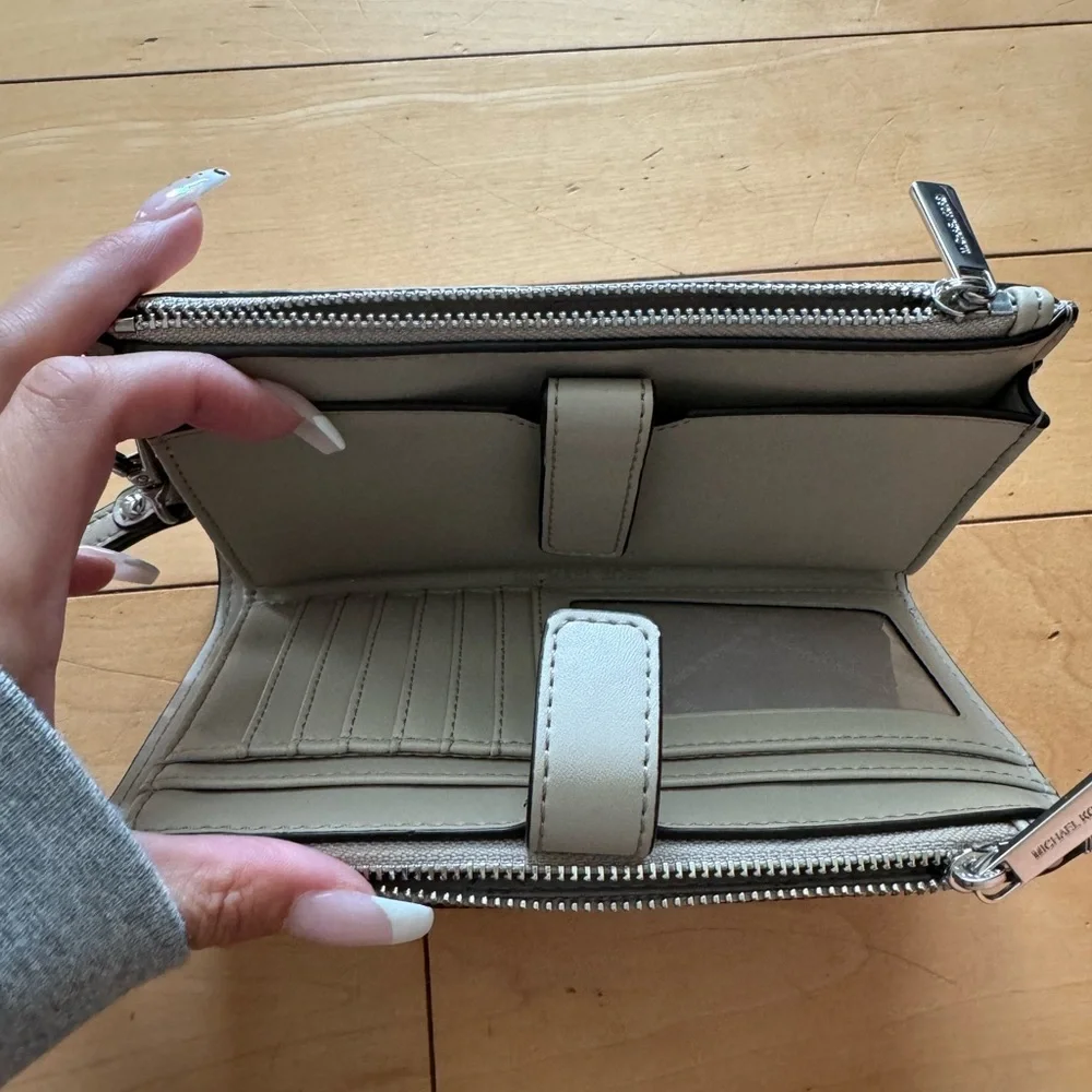 michael kors wallet - Picture 2 of 2